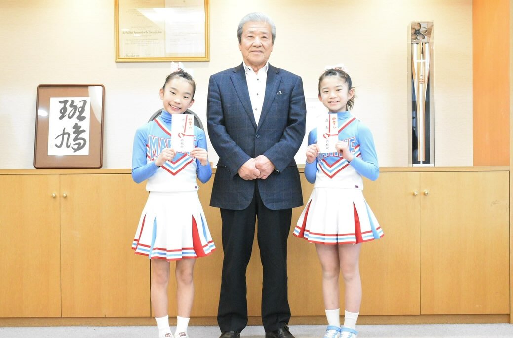 斑鳩町長へ世界選手権の結果を報告するMARINEメンバー