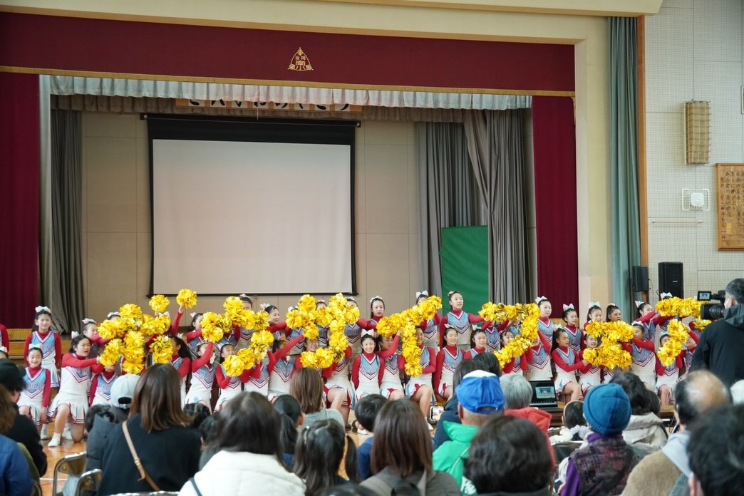 金岡南小学校の会場で演技を披露するMARINEメンバー