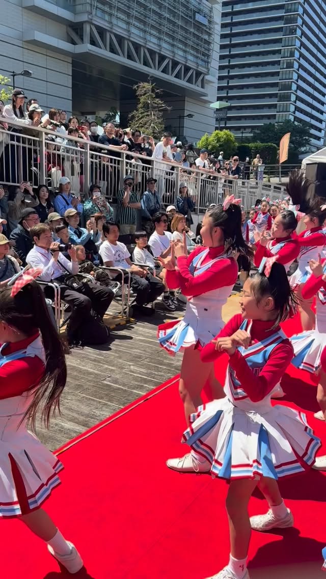 中之島リバーフェスタの屋外ステージで観客へ演技を披露するMARINEメンバー