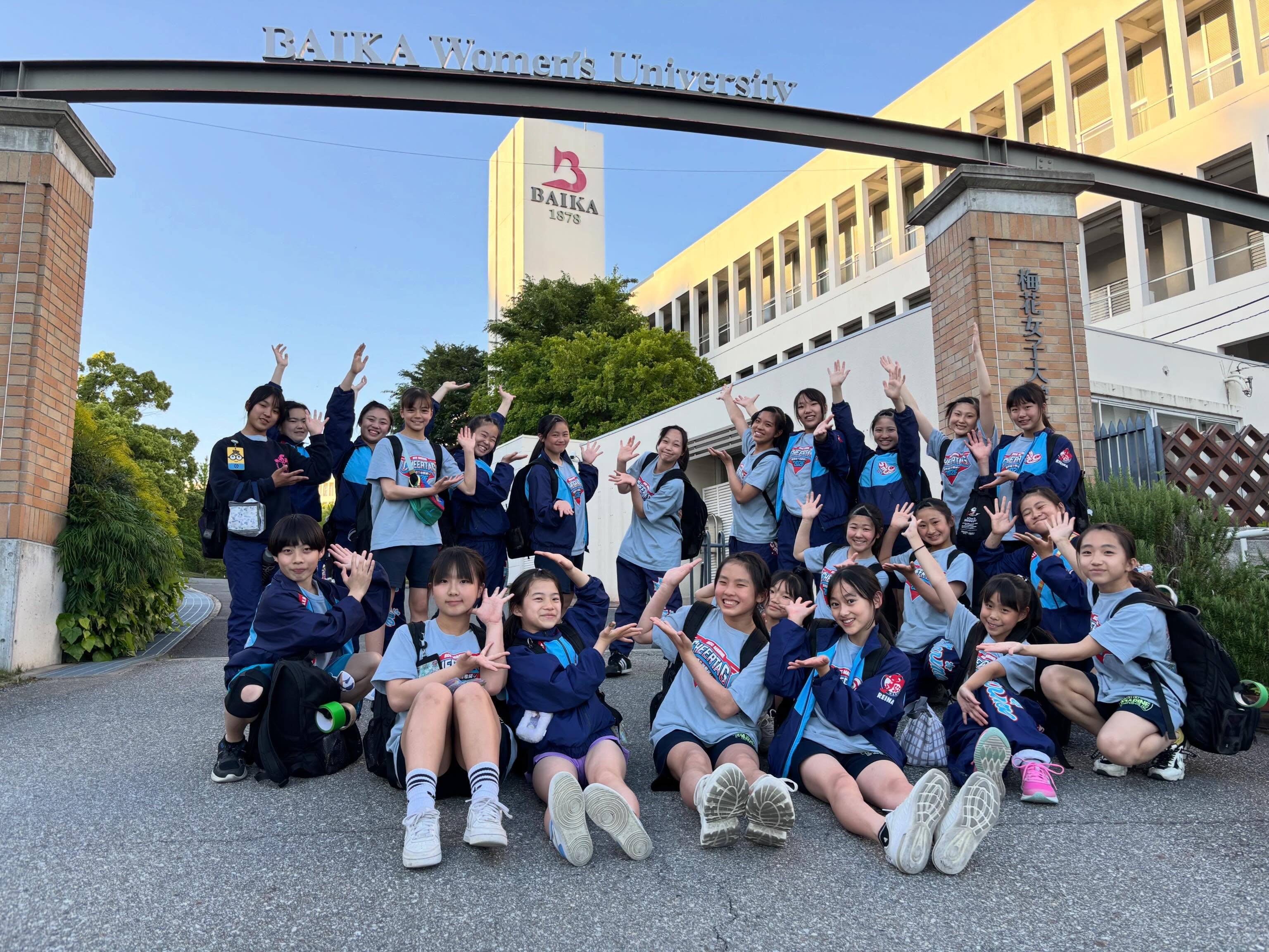 梅花女子大学の正門前で撮影した新学期ワンデークリニック参加メンバー
