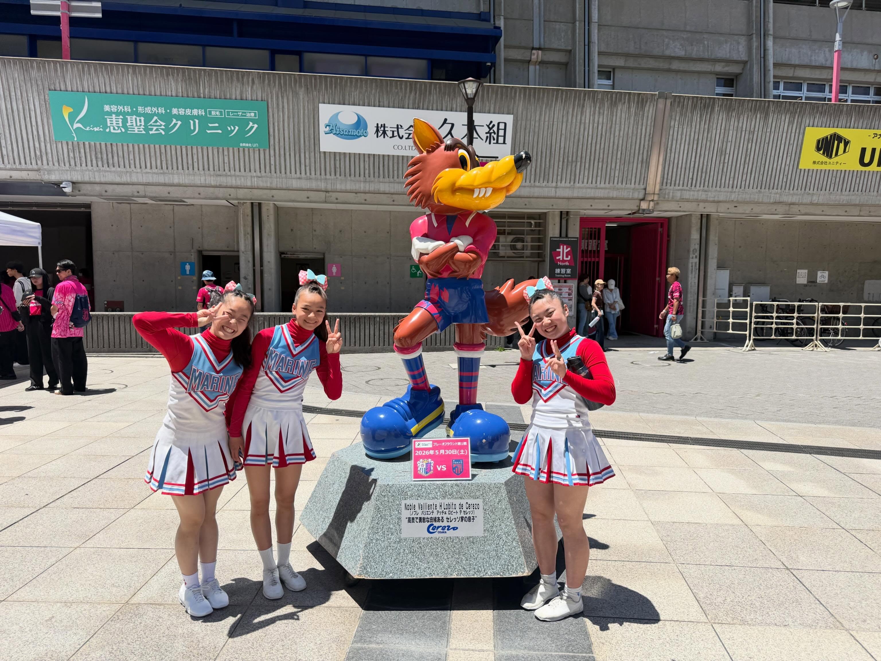 ヤンマースタジアム長居のセレッソ大阪マスコット像の前で撮影したMARINEメンバー