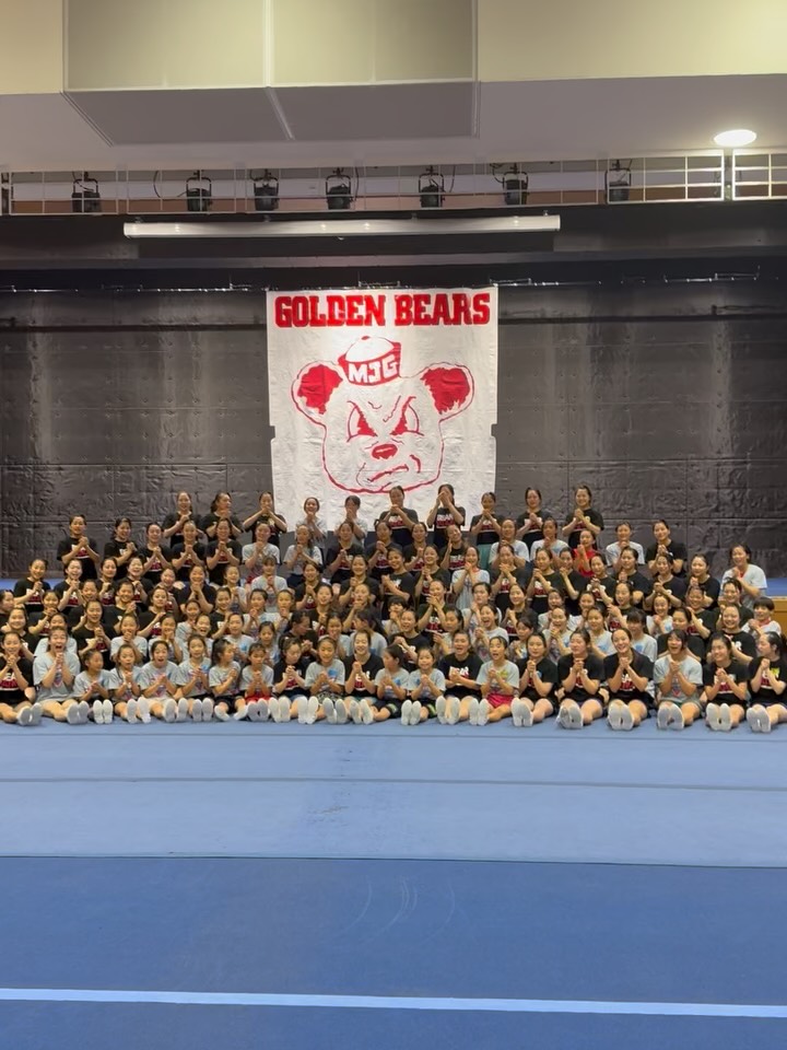 GOLDEN BEARSのバナーの前で撮影した、合同練習に参加した両チームの集合写真