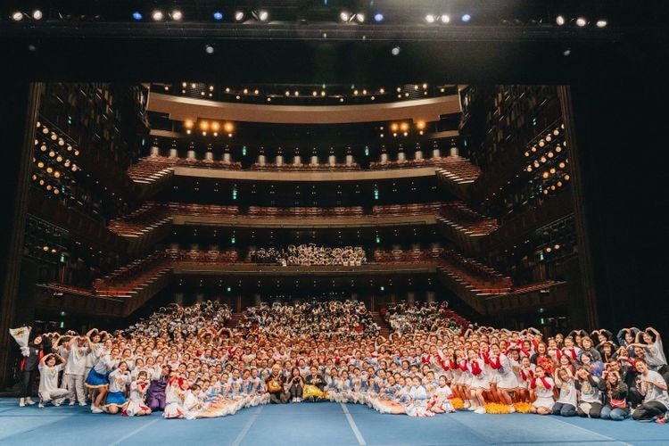 MARINE CHEER-TAG FESTIVAL 2024の出演者と来場者がフェニーチェ堺 大ホールで撮影した集合写真