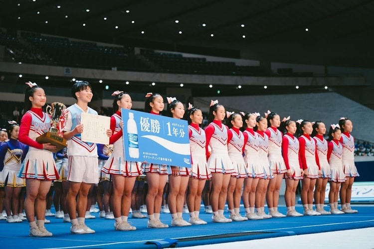 第11回全日本中学校チアリーディング選手権大会で優勝し表彰を受けるMARINEのメンバー
