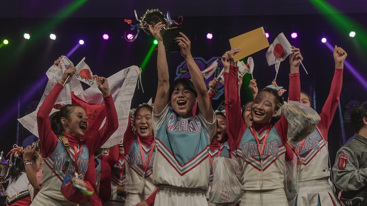 Thailand Open 2024でトロフィーを掲げて喜ぶMARINEのメンバー